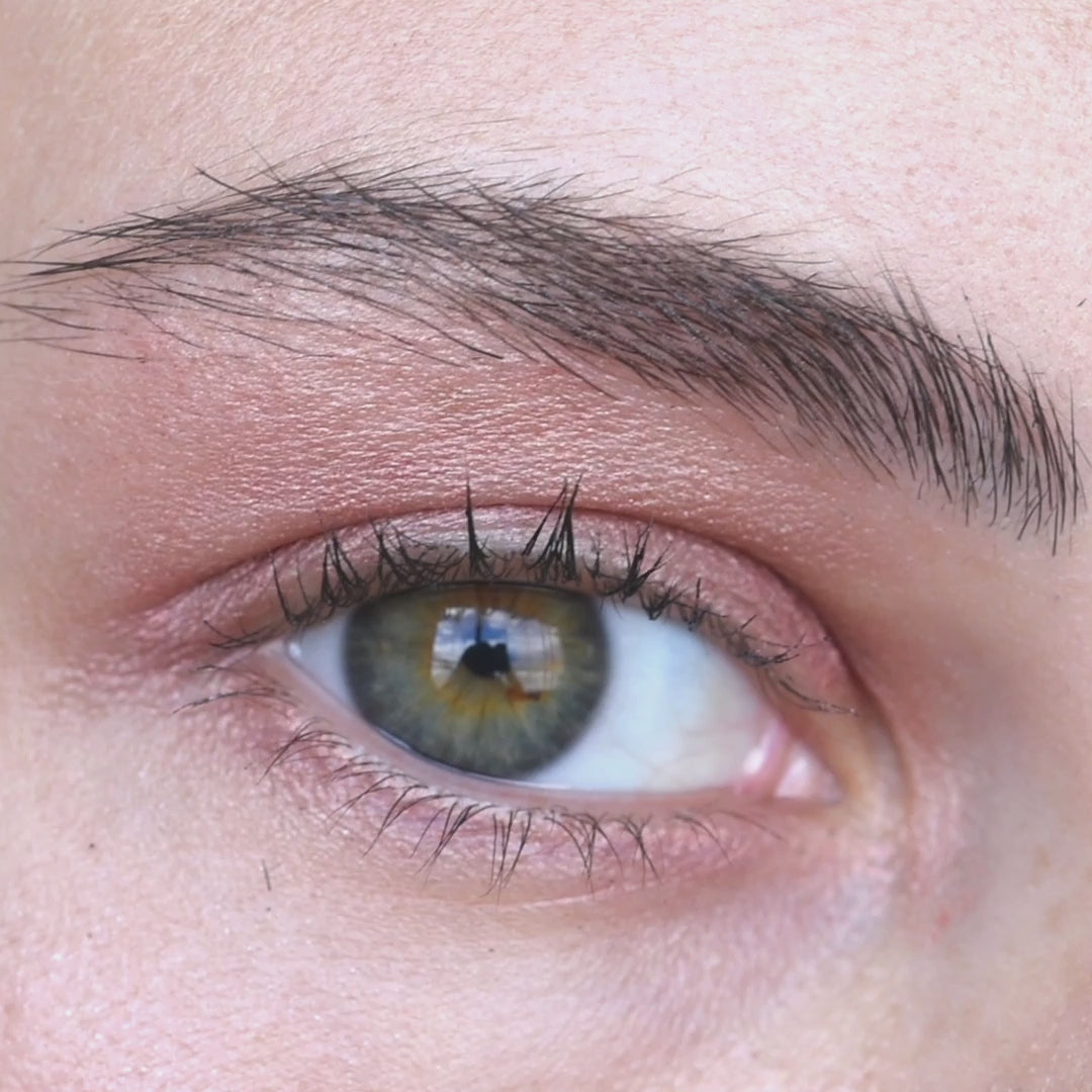 Load video: Cream Eye Shadow / Illuminated